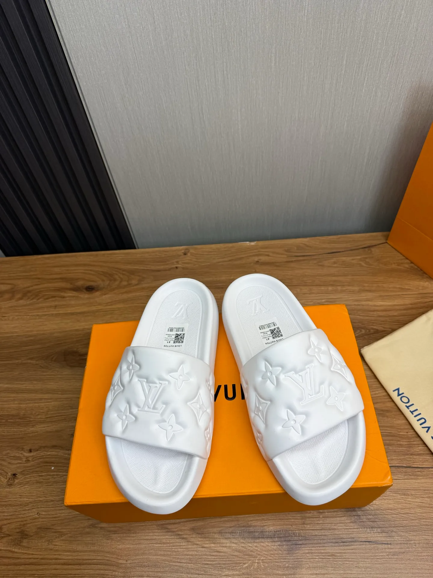 Men's shoes 💰260💰 ▪️LV's popular Little Red Book popular slippers hot sale: 1 shipment✅ Super textured and comfortable slippers, original TPU outsole. Authentic counter box drawer box packaging 🎁Size 38-45